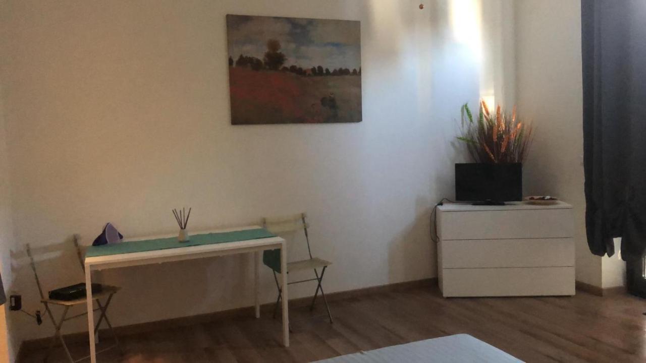 Monolocale Arredato Con Una Camera Apartman Parma Kültér fotó