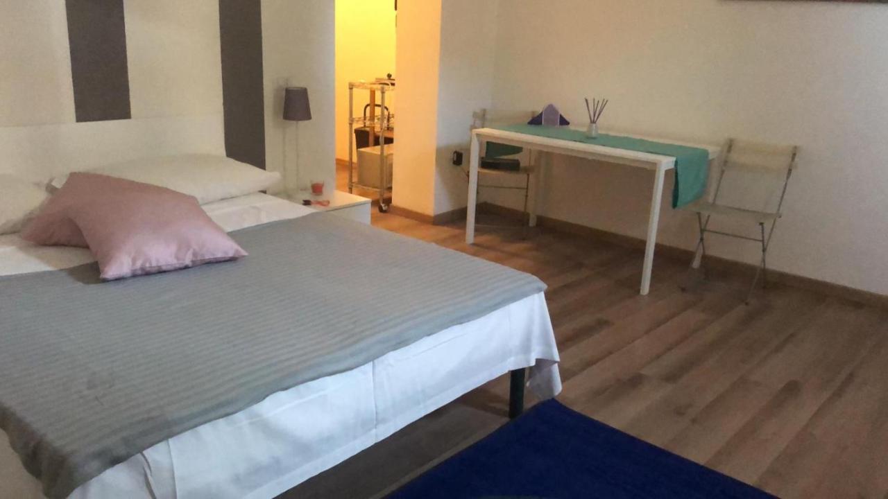 Monolocale Arredato Con Una Camera Apartman Parma Kültér fotó