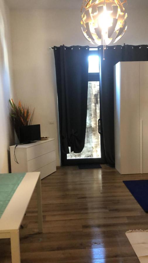 Monolocale Arredato Con Una Camera Apartman Parma Kültér fotó